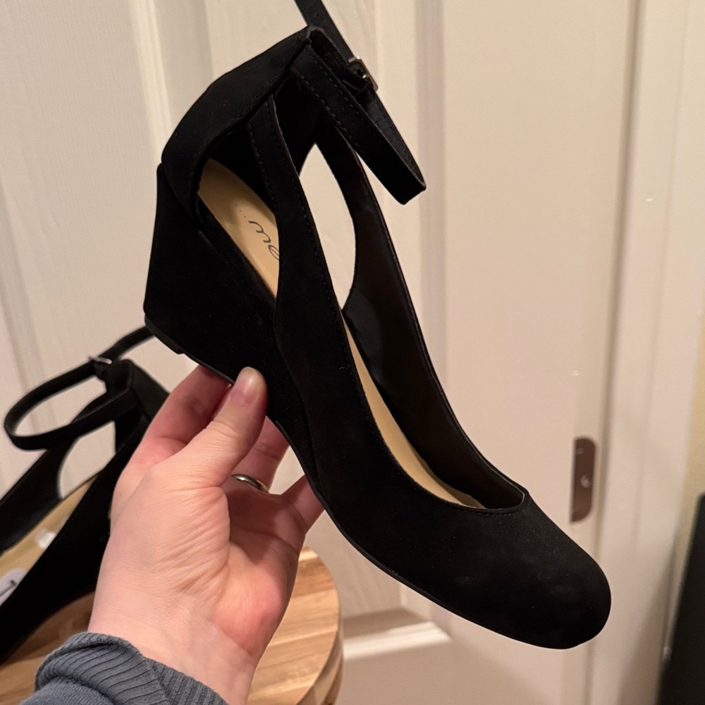 me too Black Ankle-Strap Wedge Pumps - Picture 4 of 9